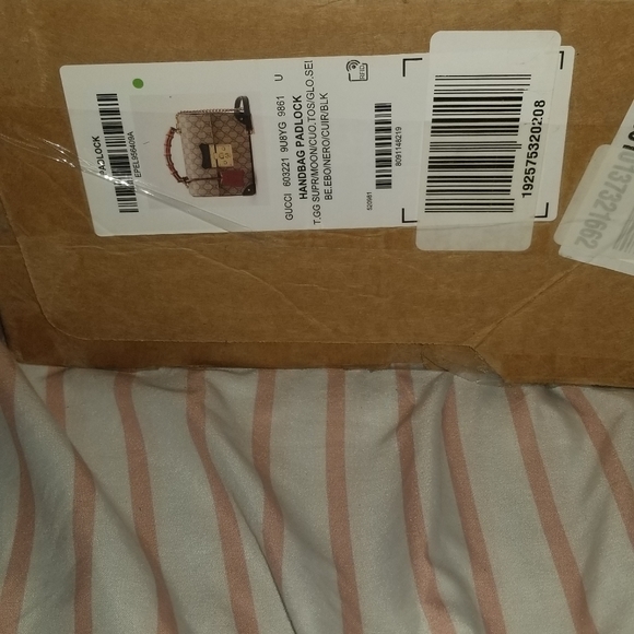 Handbag - Picture 3 of 10